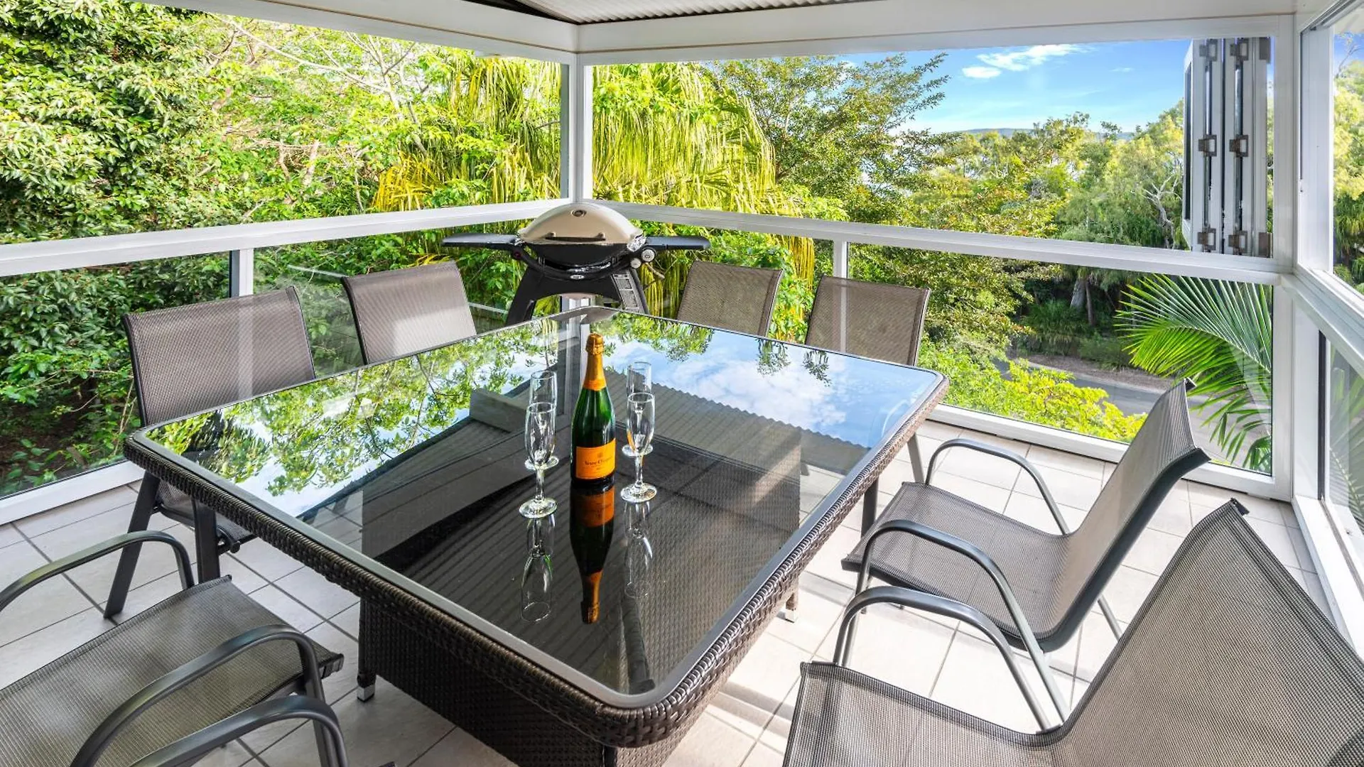 Oasis Apartments Hamilton Island Australia